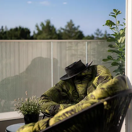 Tree Crown Sea Side Pearl *