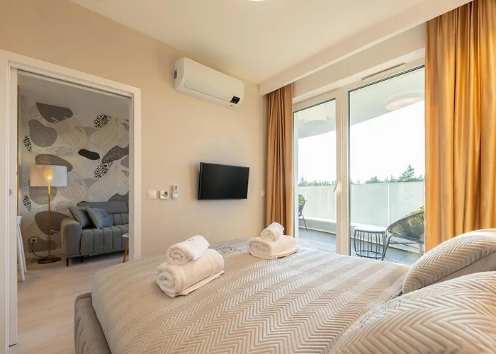 Tree Crown Sea Side Pearl